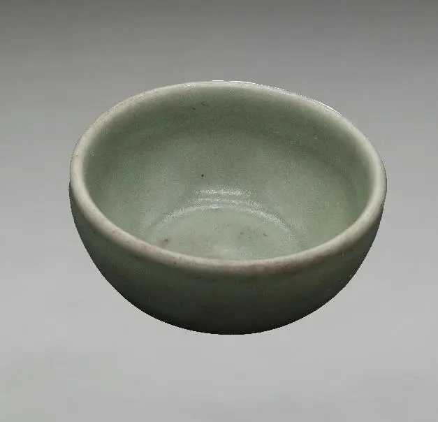 龙泉窑卧足青瓷碗
